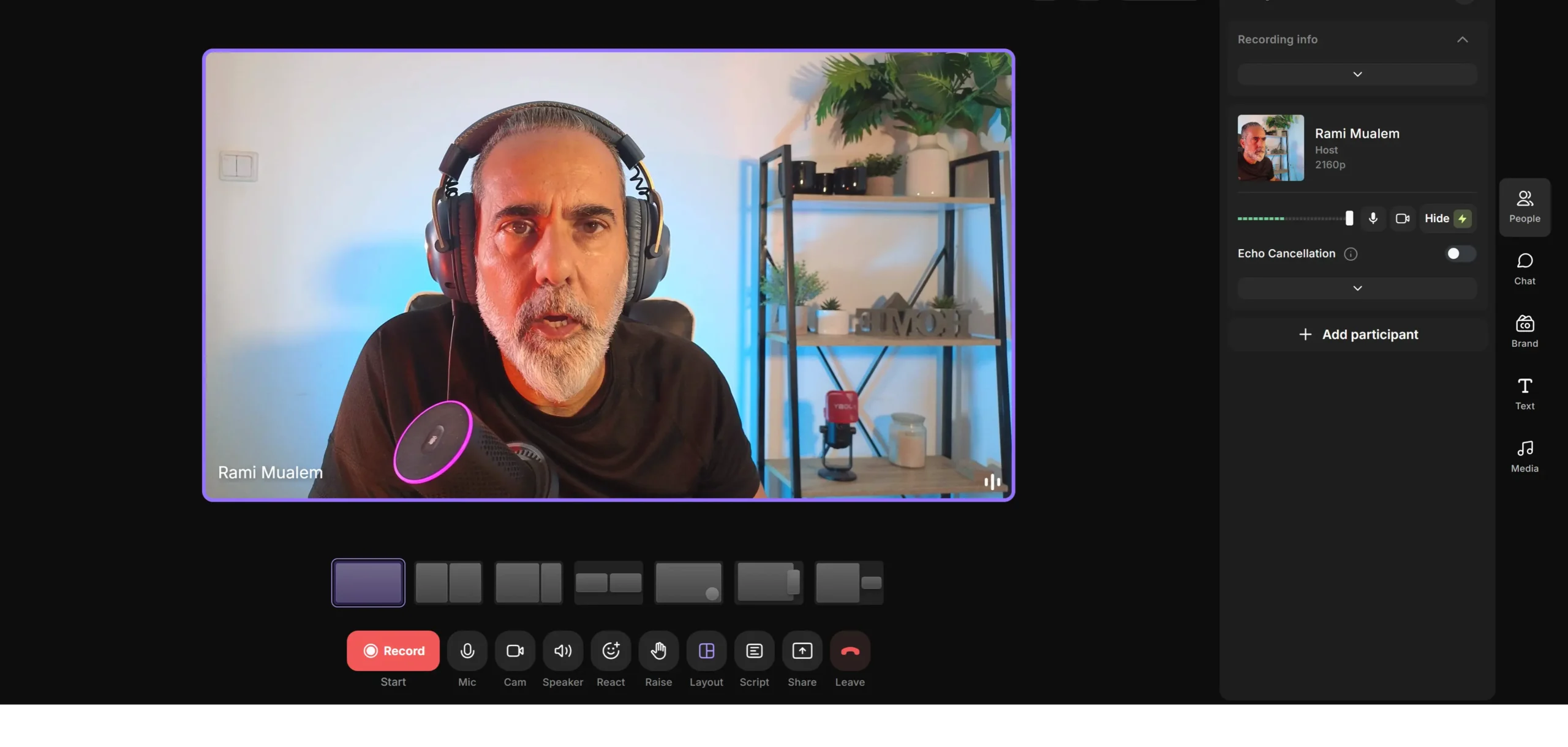 רמי מועלם מקליט באולפן וירטואלי עם מצלמת 4K ומיקרופון מקצועי, באיכות סאונד ‎48kHz באמצעות מערכת ‎