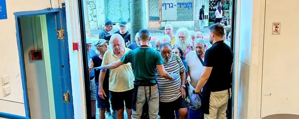 נזקקים בכניסה למסעדת לשובע בתל אביב